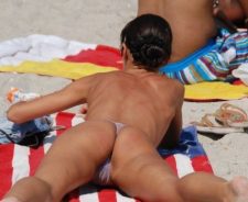 Beach Voyeur Caught This Pretty Lady Tanning Her Butt