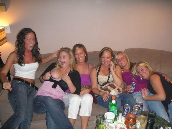 560px x 420px - College Girl Group Flash Party - Xxx Pics
