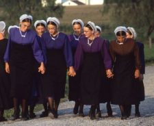 What Do Amish Women Wear